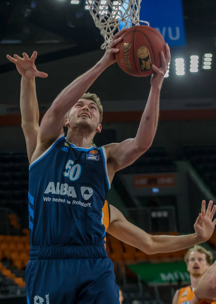 通过一系列 通过一系列