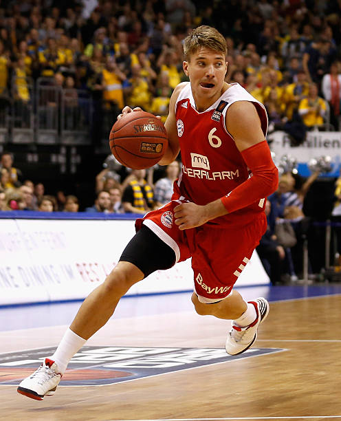 水般扑向球 水般扑向球